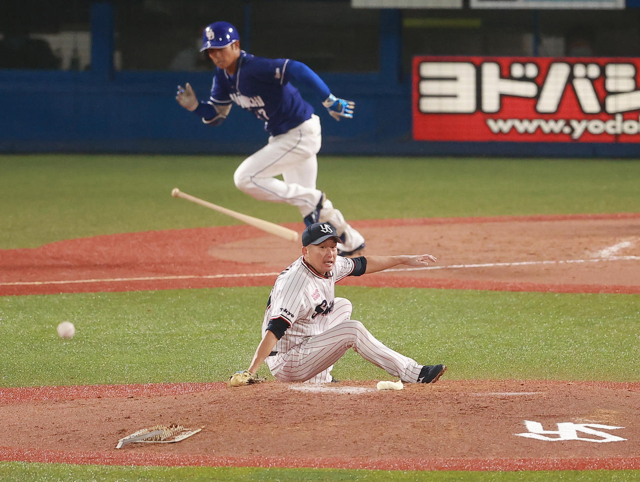 ヤクルト対中日　5回表中日2死二塁、根尾（後方）に中前適時打を許す石川（撮影・野上伸悟）