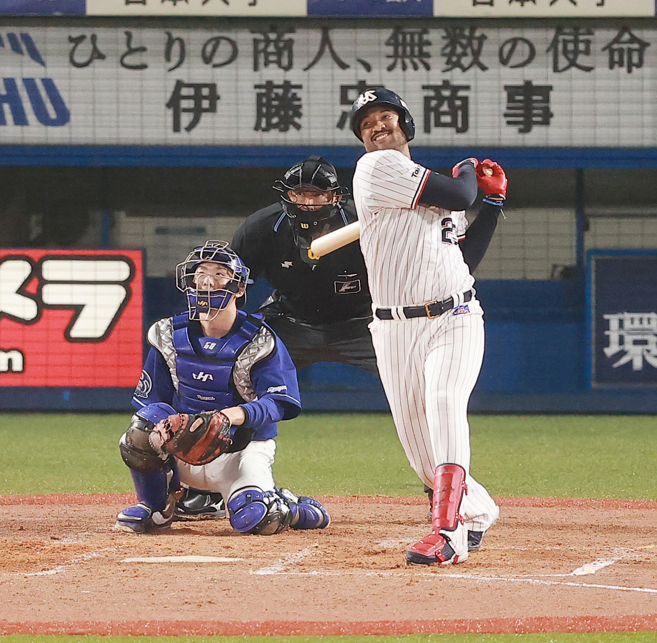 ヤクルト対中日　5回裏ヤクルト無死、ロドリゲスから右越え本塁打を放つサンタナ（撮影・野上伸悟）