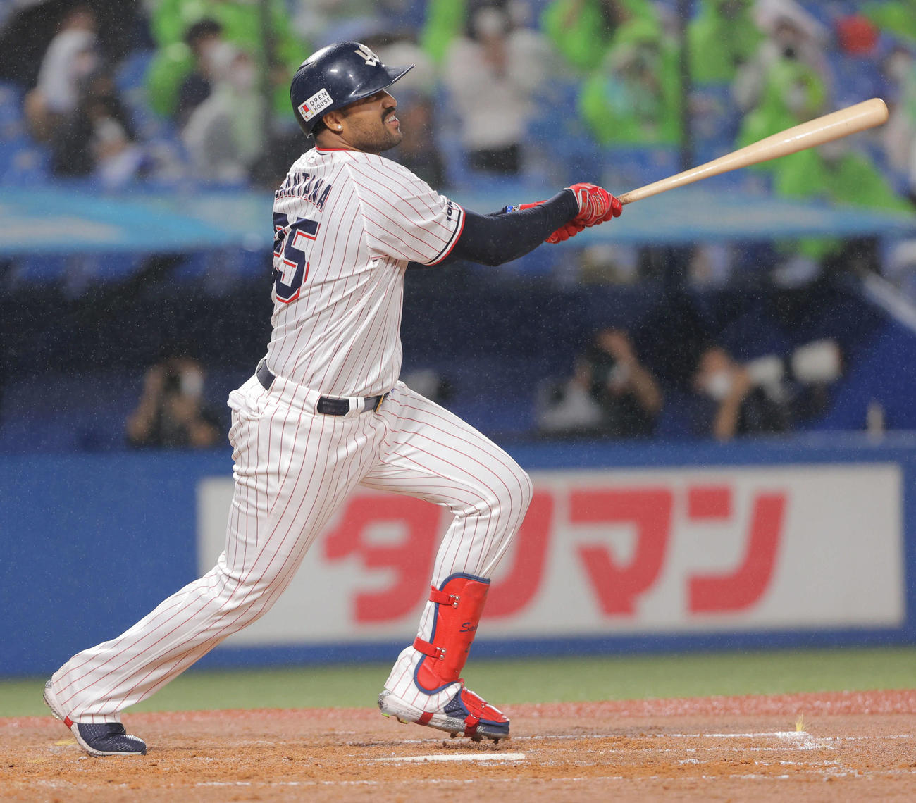 ヤクルト対中日　5回裏ヤクルト無死、右越えソロ本塁打を放つサンタナ（撮影・河田真司）