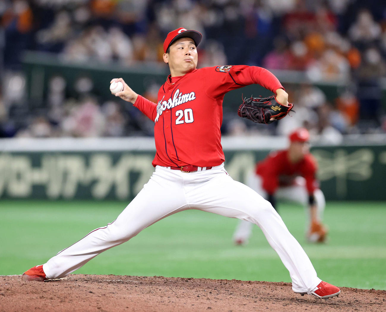 巨人対広島　力投する広島栗林（撮影・鈴木正人）