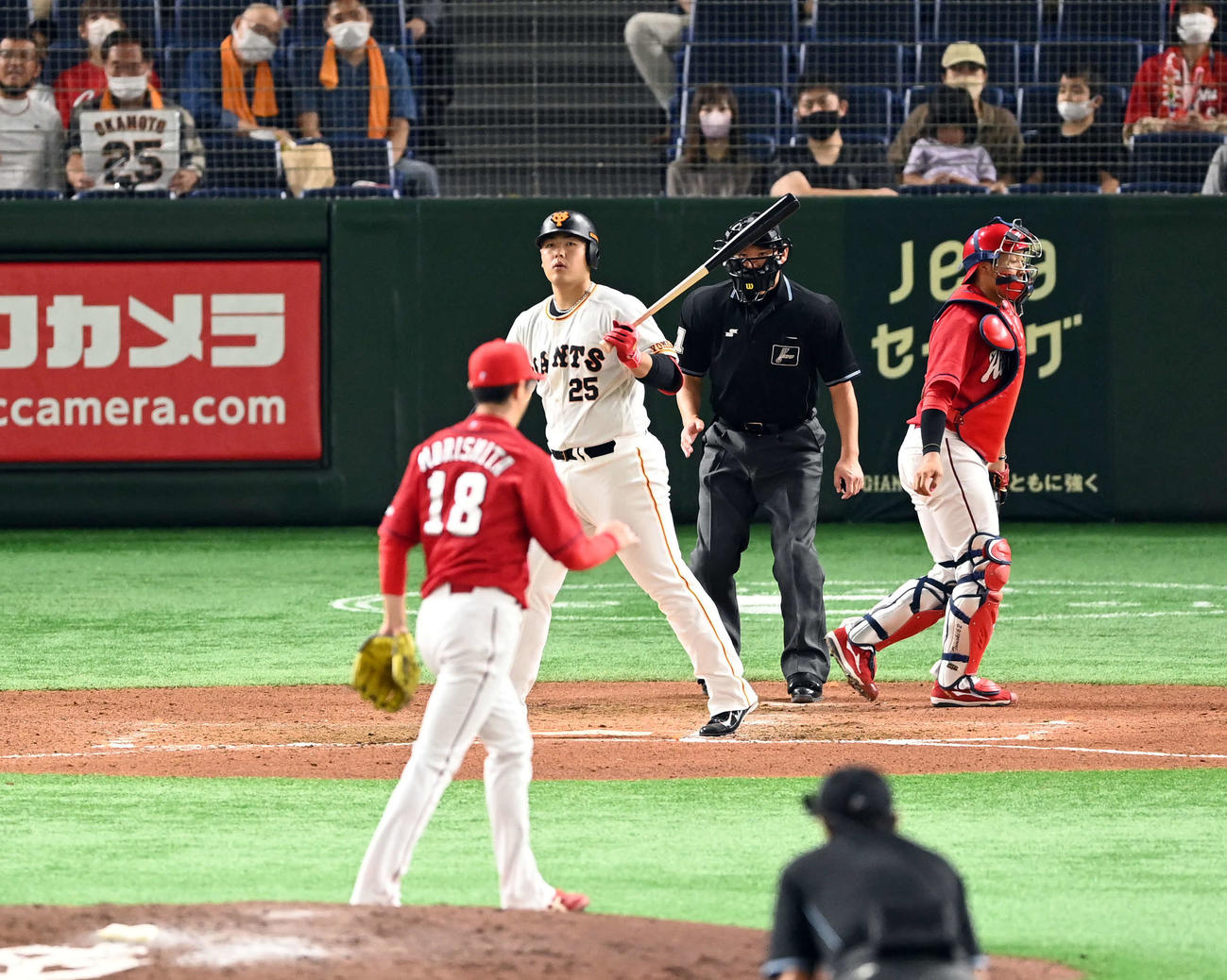 巨人対広島　6回裏巨人2死一塁、空振り三振に倒れる岡本和。投手森下（撮影・たえ見朱実）