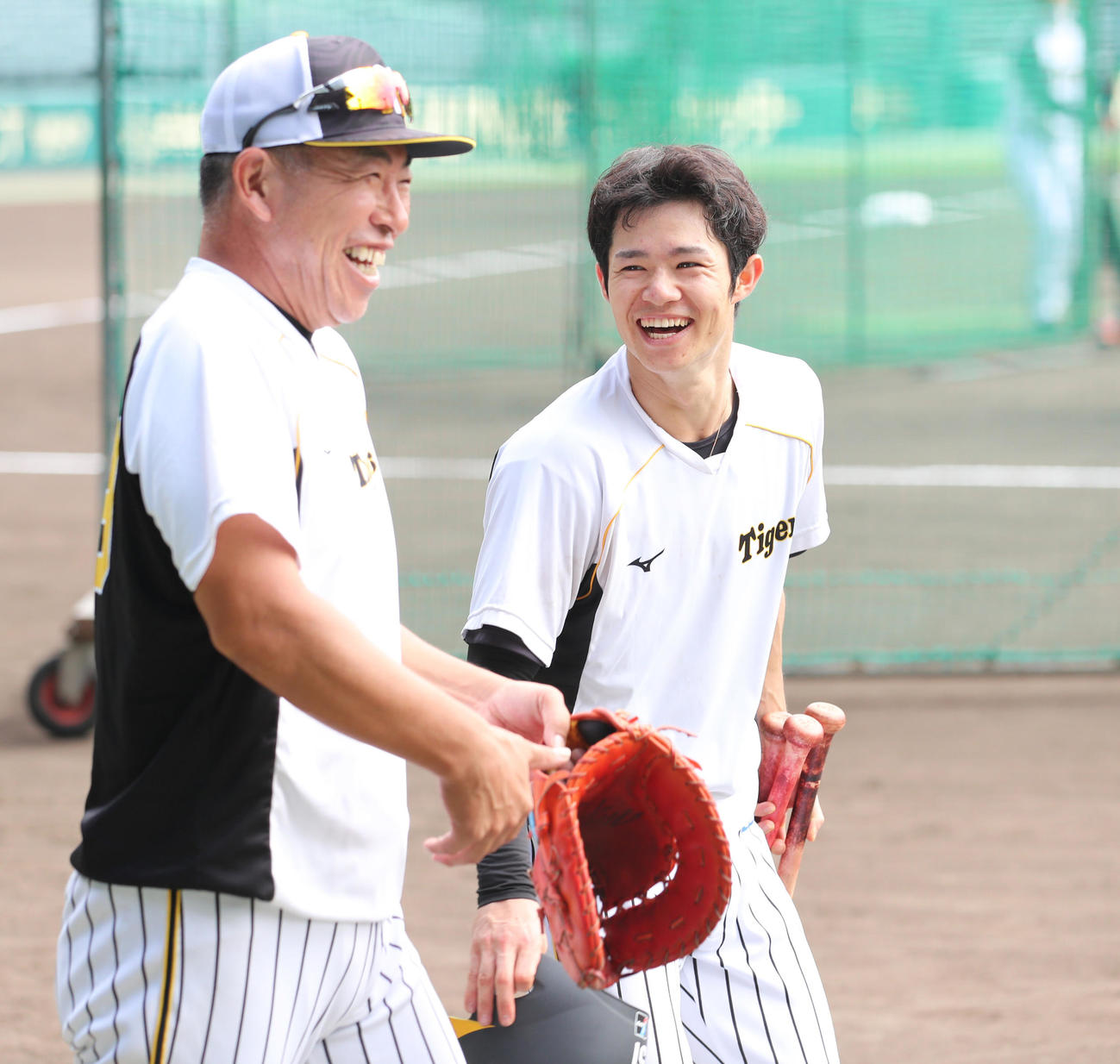 練習を終え笑顔で引き揚げる中野（右）、左は井上ヘッドコーチ（撮影・清水貴仁）