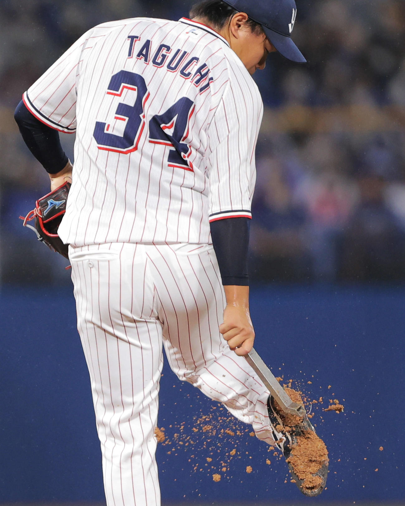 ヤクルト対中日　8回表中日無死二塁、スパイクの土を払う田口（撮影・河田真司）