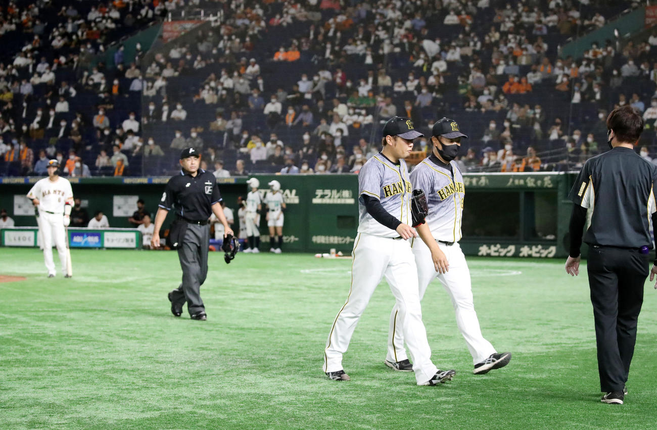 13日巨人戦、西勇は自らベンチへ手を挙げて降板する。右は福原コーチ（撮影・加藤哉）