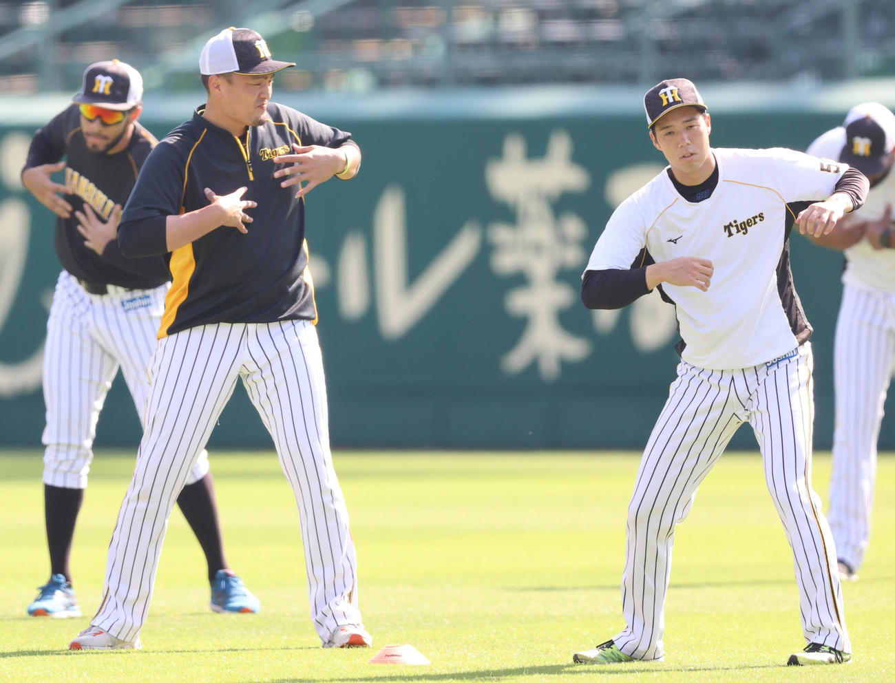 16日、ウオームアップする秋山（左）と青柳（撮影・清水貴仁）