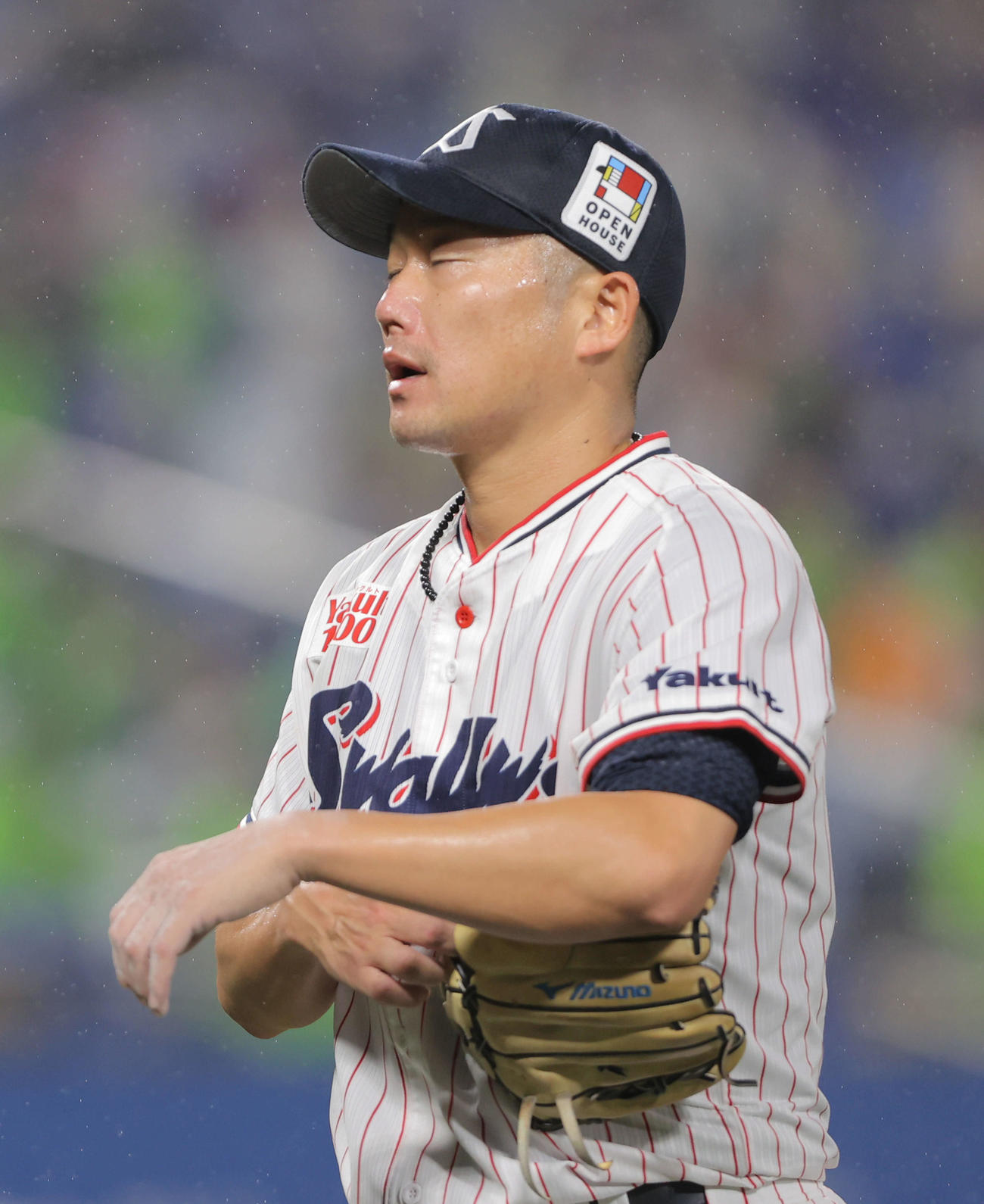 ヤクルト対中日　5回表中日2死一、三塁、降板となり、浮かない表情でベンチに下がる石川（撮影・河田真司）