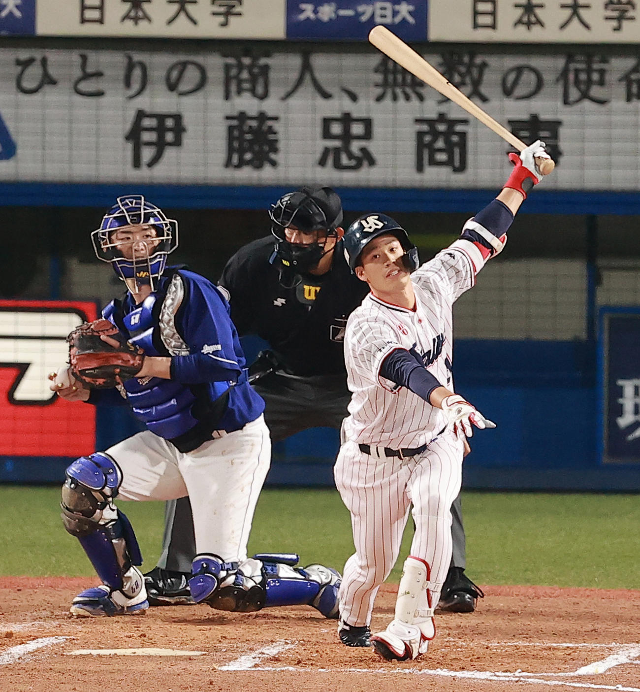 ヤクルト対中日　7回裏ヤクルト無死、代打で空振り三振に倒れる塩見（撮影・野上伸悟）