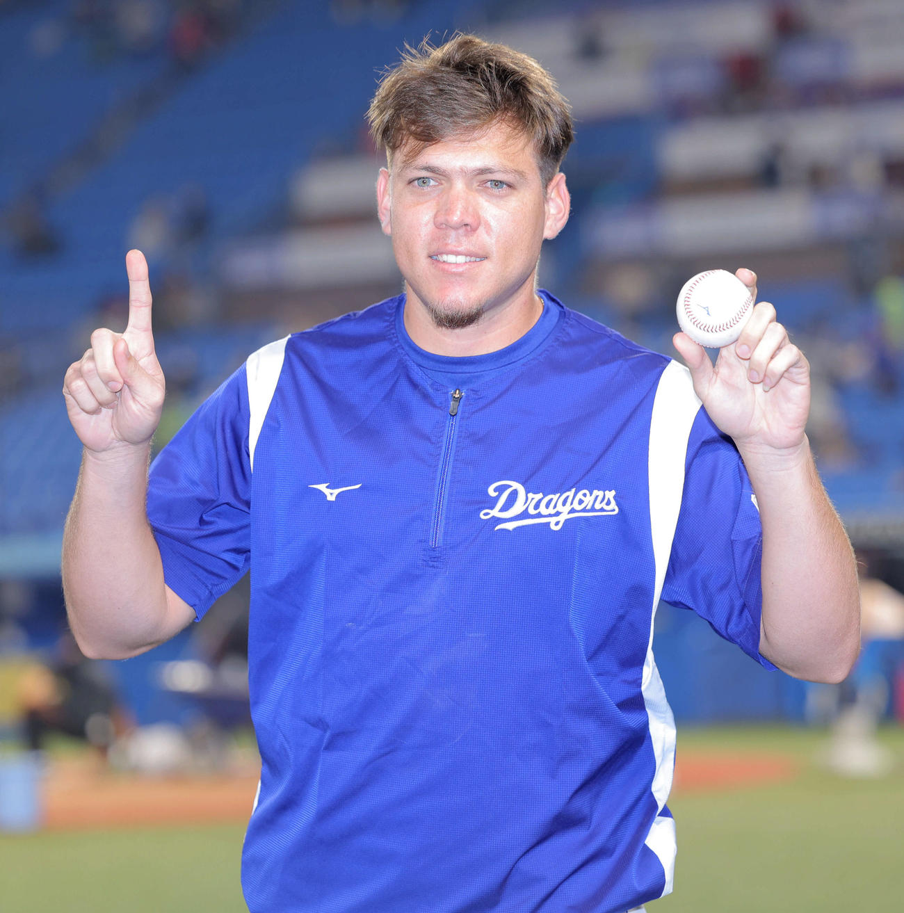 ヤクルト対中日　今季初勝利し写真に納まる中日ロドリゲス（撮影・河田真司）