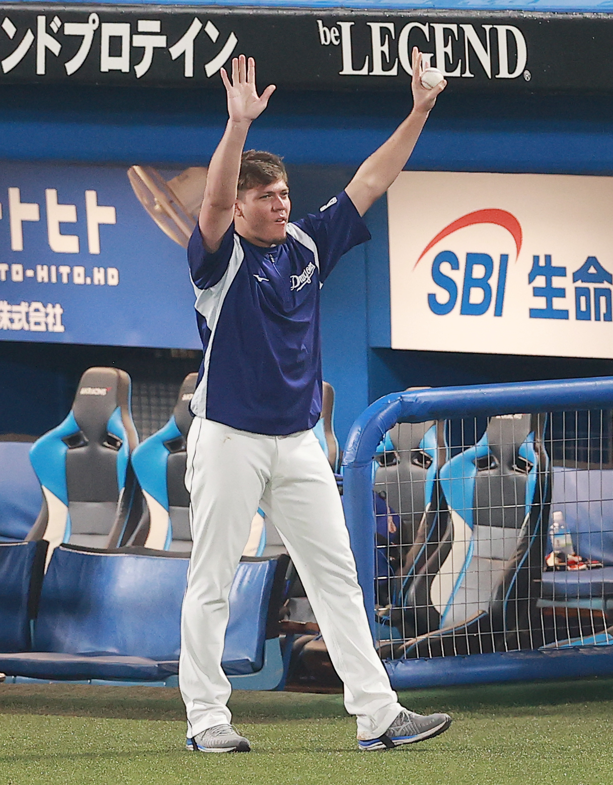 ヤクルト対中日　初勝利を挙げ、ファンの拍手に応える中日ロドリゲス（撮影・野上伸悟）