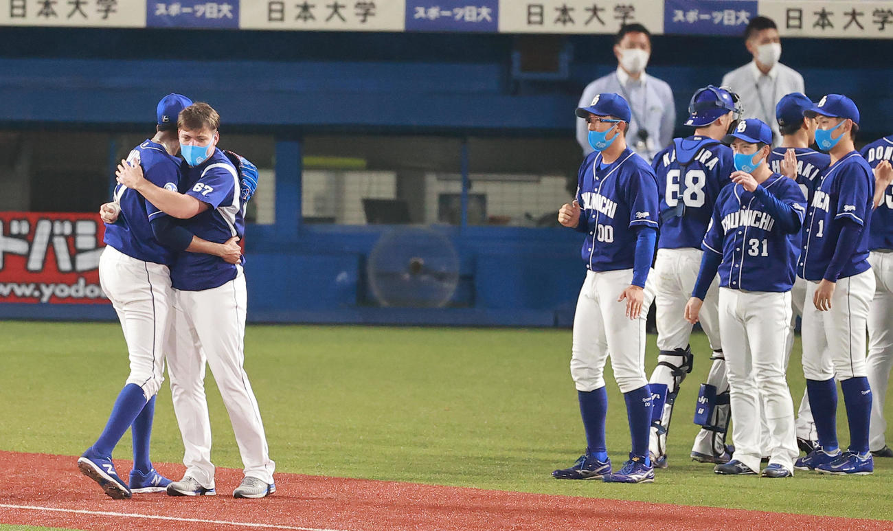 ヤクルト対中日　初勝利を挙げR・マルティネス（左）と抱き合う中日ロドリゲス（撮影・野上伸悟）