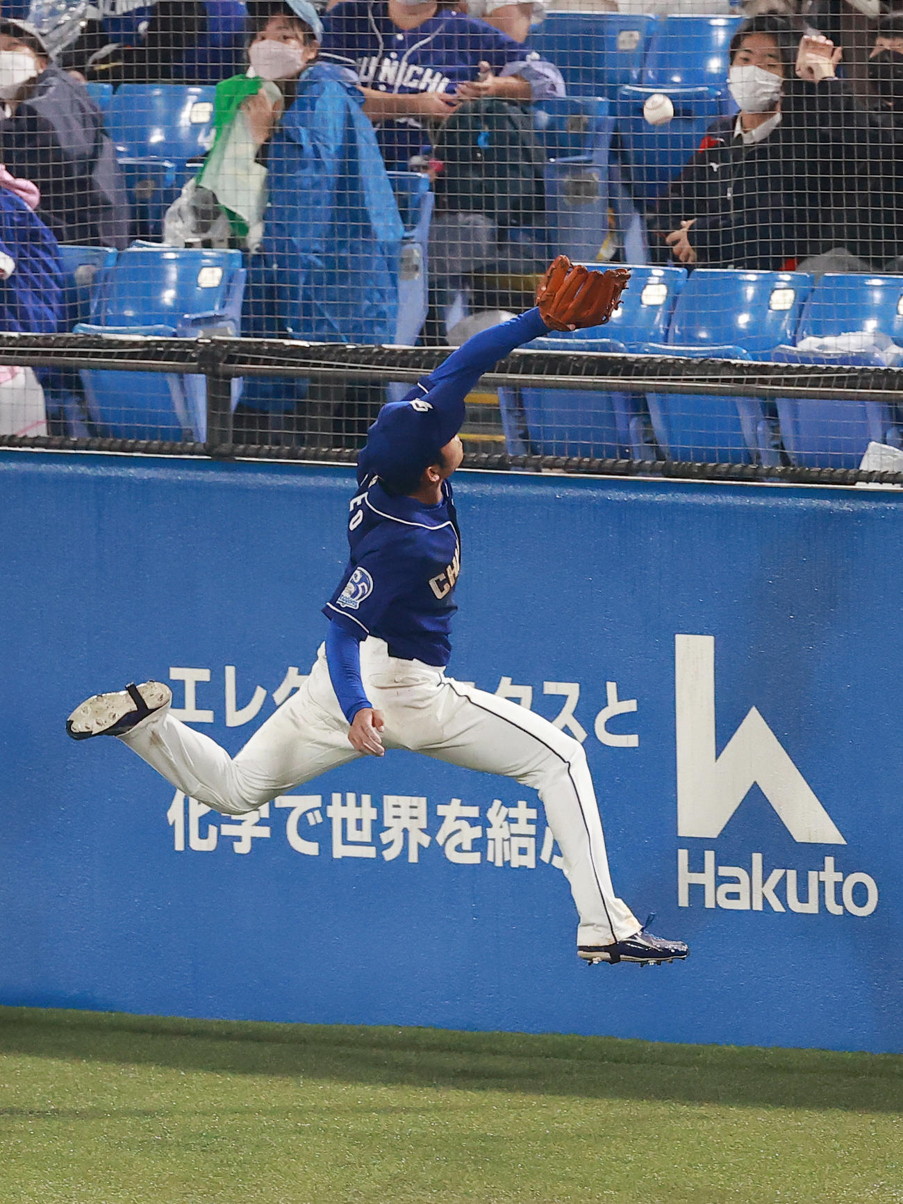 ヤクルト対中日　7回裏ヤクルト2死、青木の飛球を追いフェンスに激突する根尾（撮影・野上伸悟）