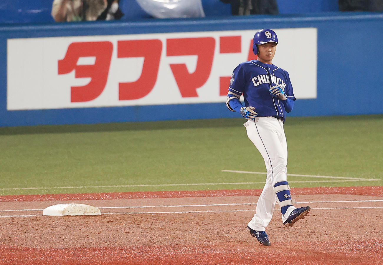 ヤクルト対中日　5回表中日2死二塁、中前適時打を放ち一塁を回る根尾（撮影・野上伸悟）