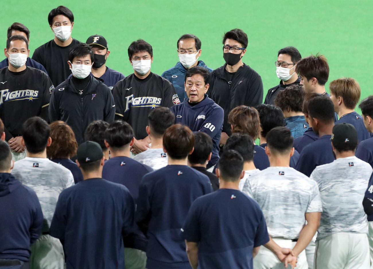 日本ハム対オリックス　試合前、選手たちやスタッフを集めて話す日本ハム栗山監督（中央）（撮影・佐藤翔太）
