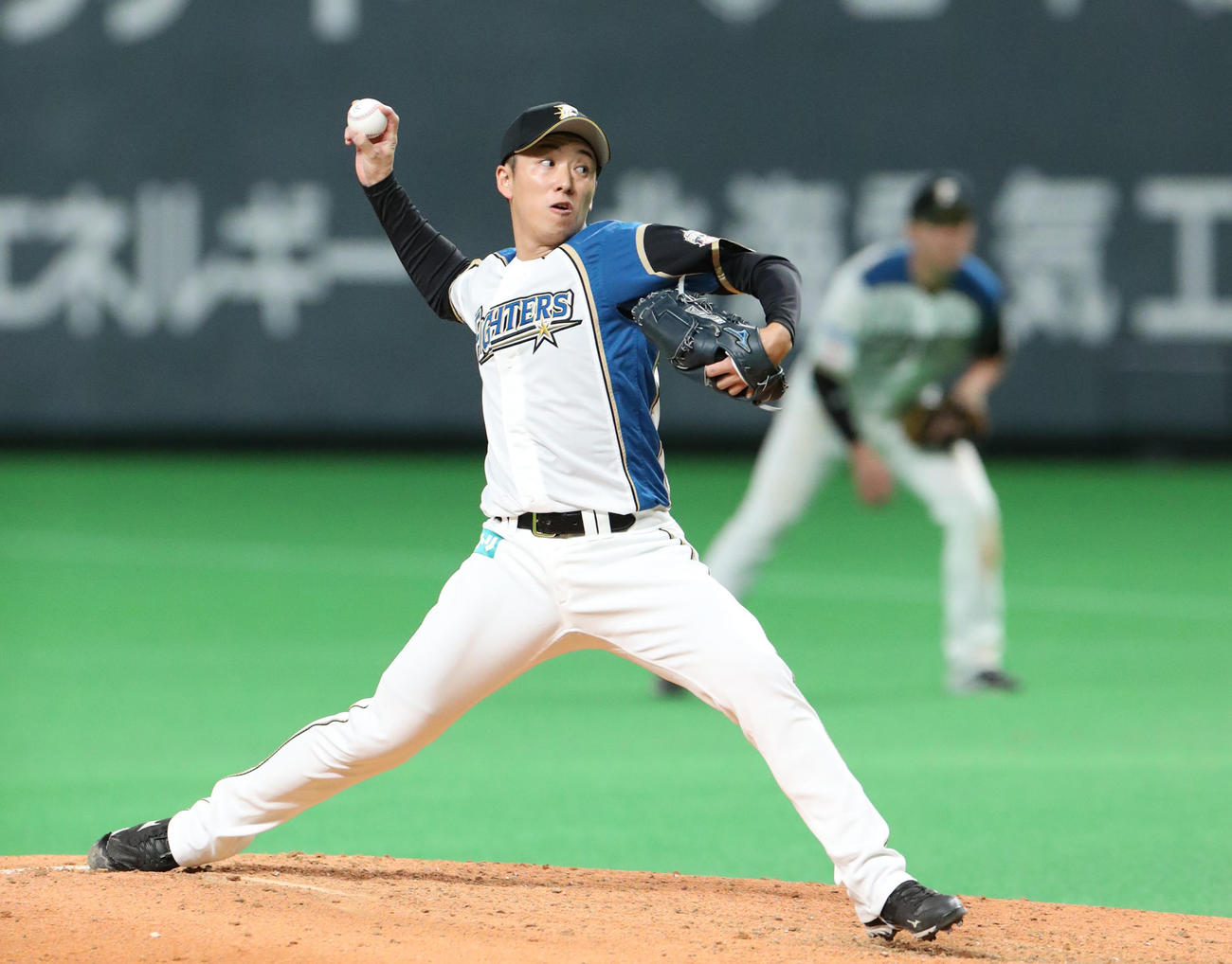 7回から登板する日本ハム斎藤（撮影・佐藤翔太）
