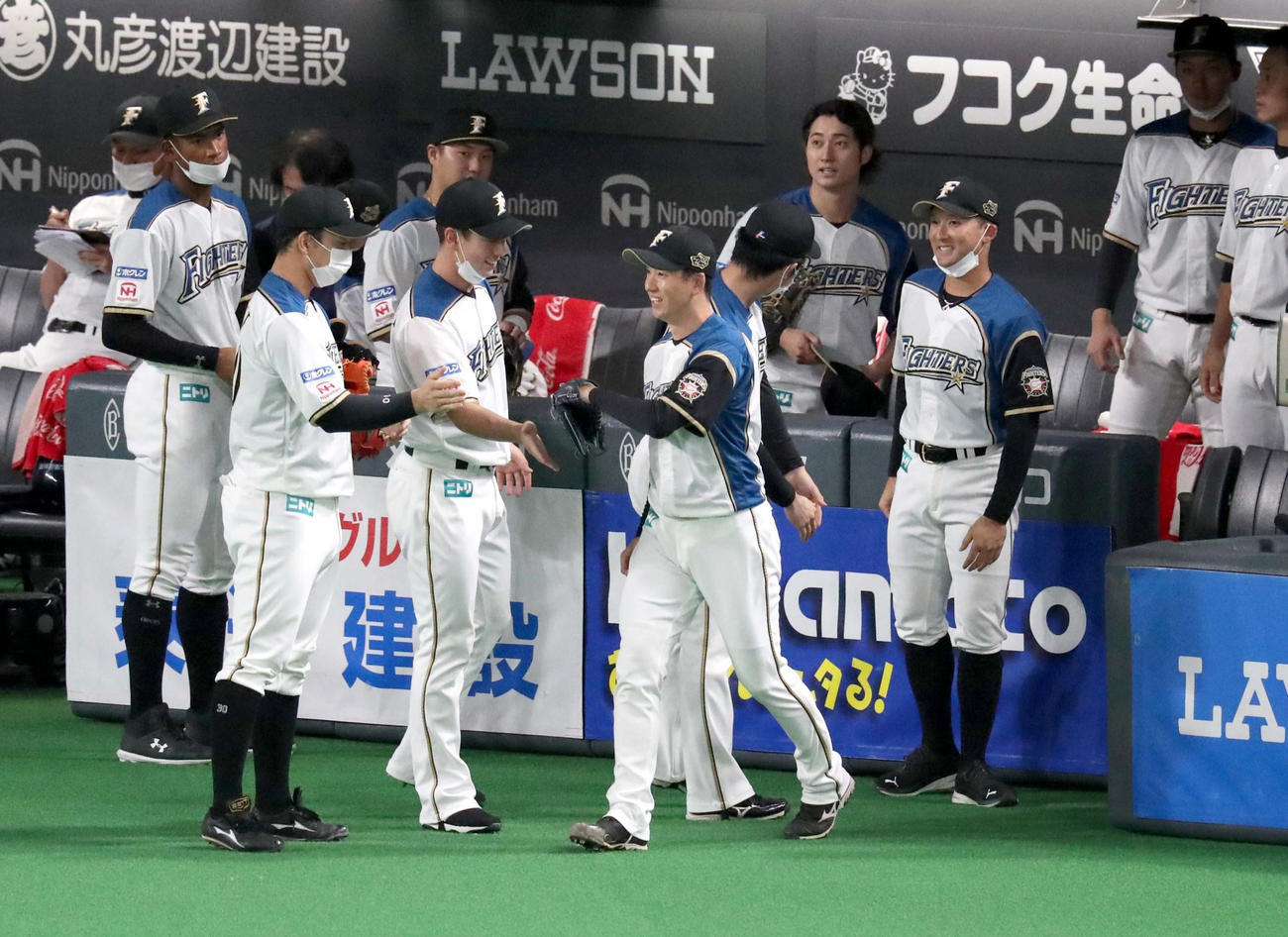 7回表、ナインに送り出されマウンドに向かう斎藤（撮影・黒川智章）