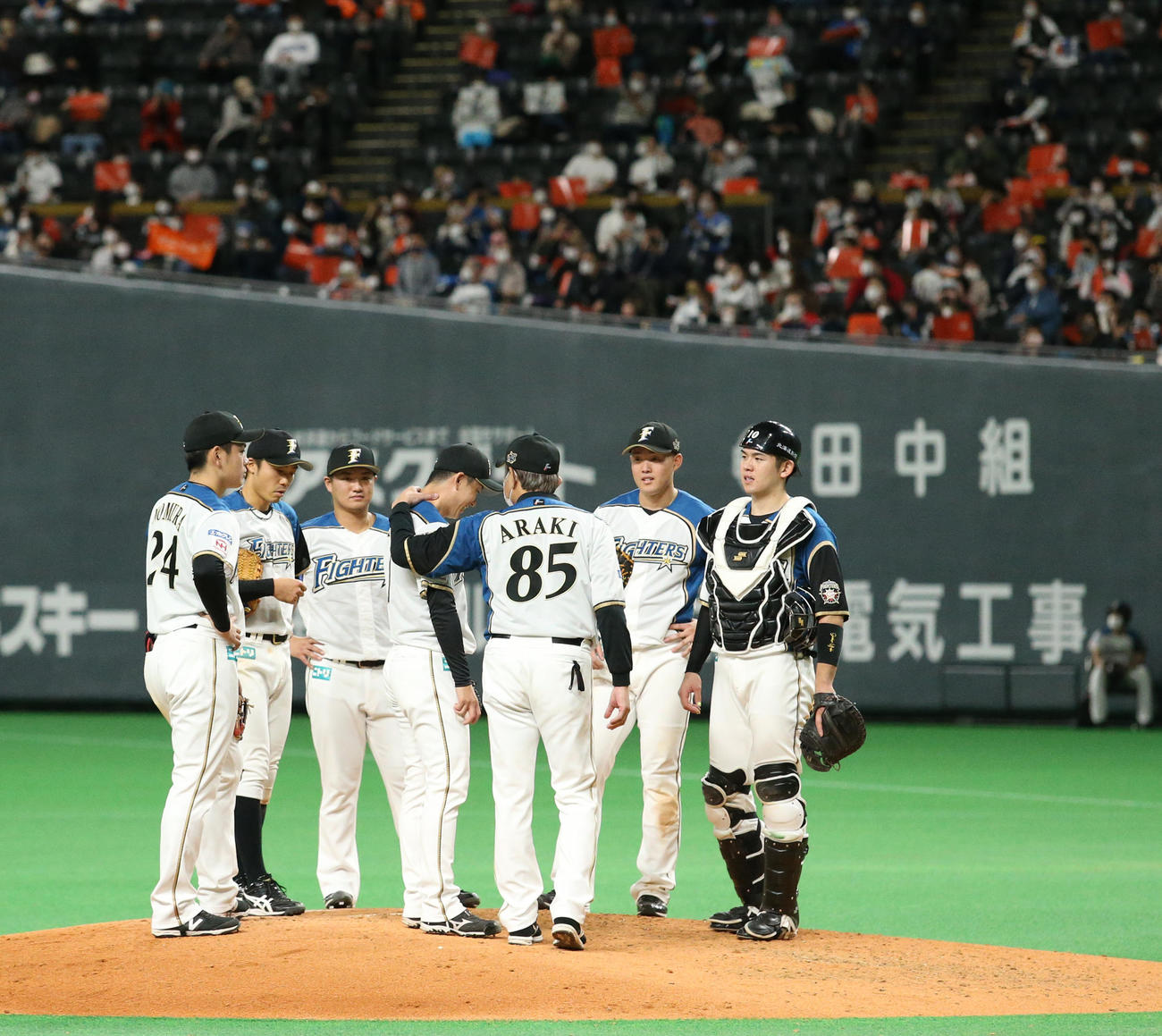 登板を終え日本ハム荒木投手コーチに声をかけられる斎藤（中央左）（撮影・佐藤翔太）