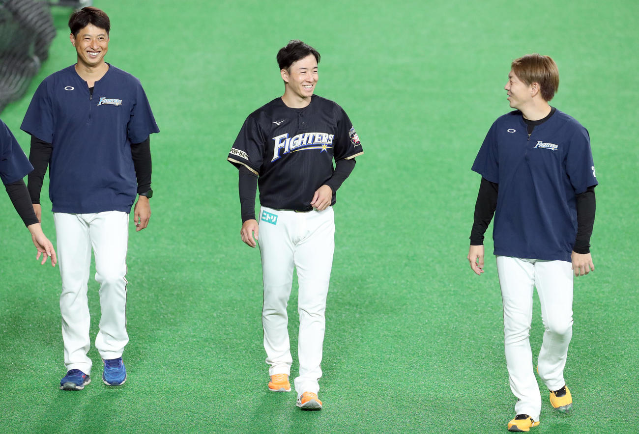 試合前、談笑する左から日本ハム村田、斎藤、宮西（撮影・佐藤翔太）