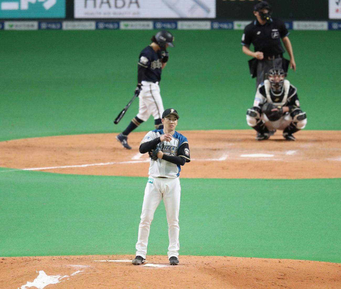 7回表、現役最後のマウンドに立つ斎藤（撮影・黒川智章）