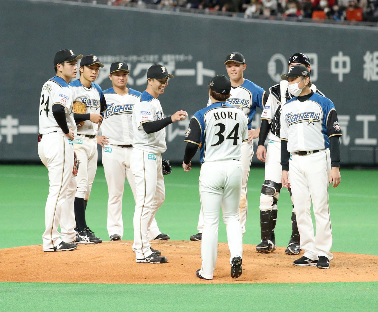 最後の登板を終え日本ハム斎藤（中央左）は堀にボールを手渡す（撮影・佐藤翔太）