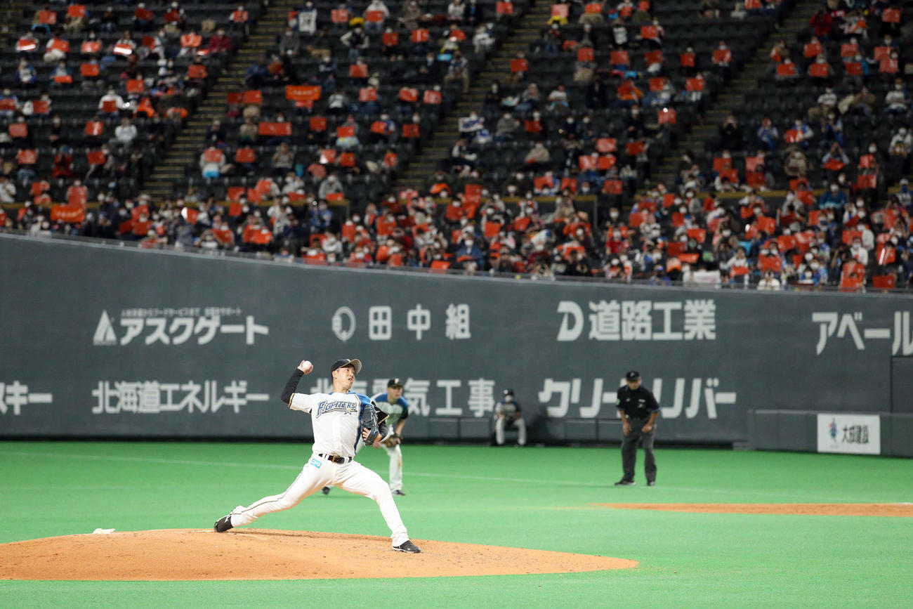 7回から登板する日本ハム斎藤（撮影・佐藤翔太）