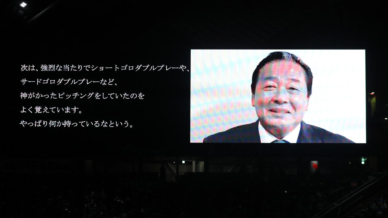 引退セレモニーで日本ハム斎藤佑樹にメッセージを送る梨田氏（撮影・佐藤翔太）
