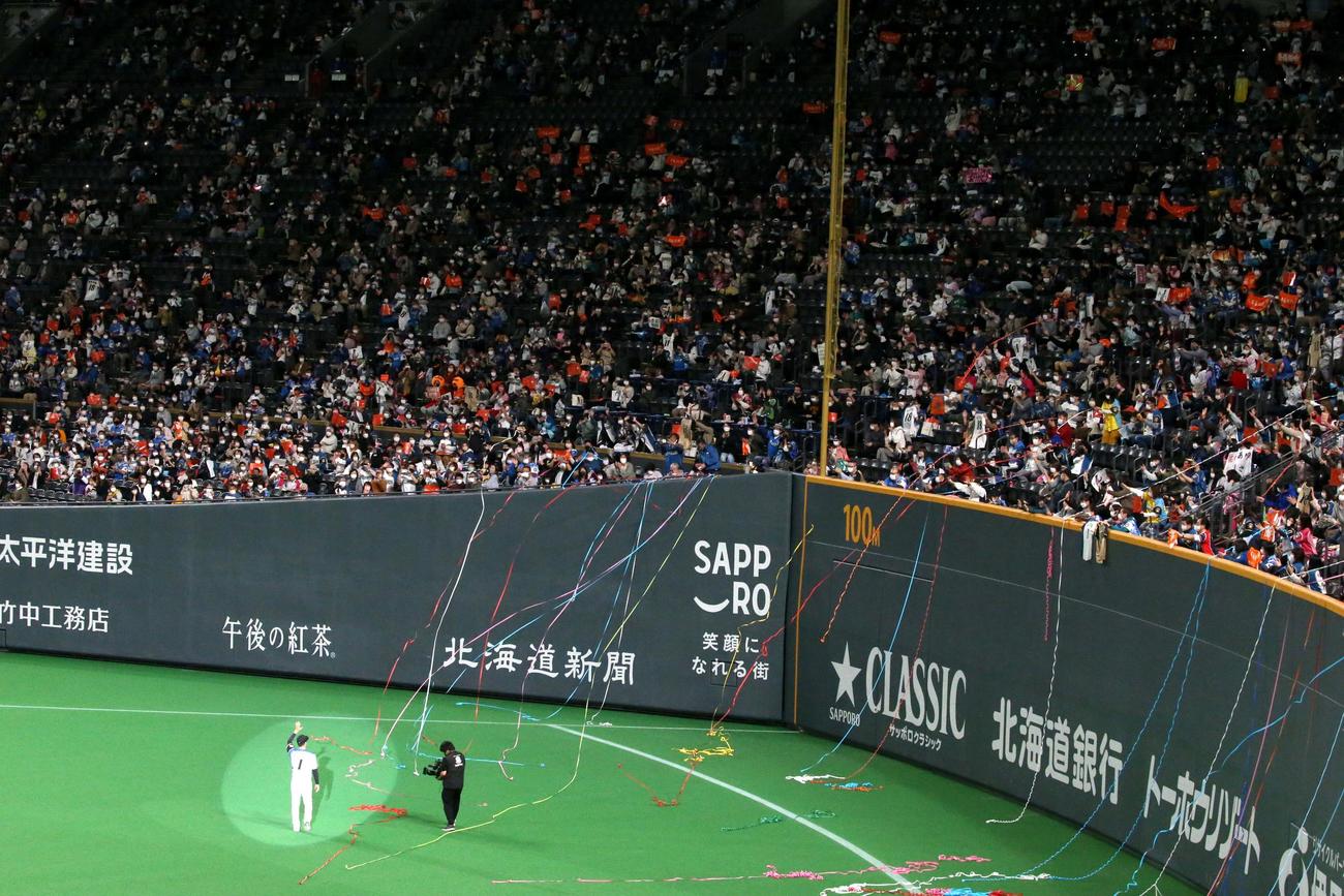 スタンドのファンに手を振る斎藤（撮影・黒川智章）
