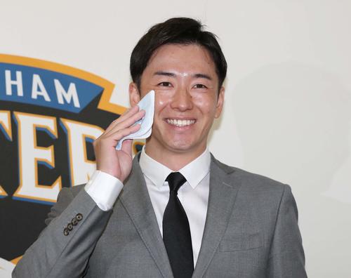ハンカチで汗を拭き引退会見場を引き揚げる斎藤（撮影・黒川智章）