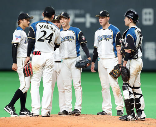 登板を終えナインと笑顔でタッチを交わす日本ハム斎藤（中央）（撮影・佐藤翔太）