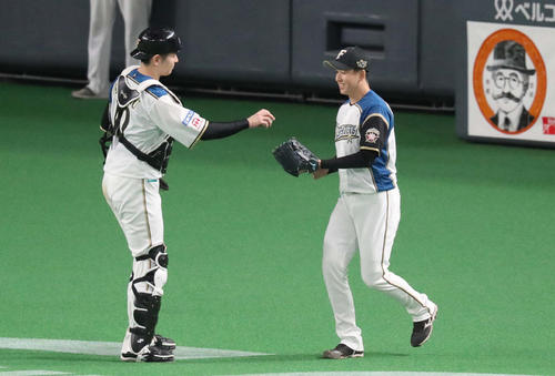 7回表、清水からボールを受け取りマウンドに向かう斎藤（撮影・黒川智章）