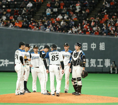 登板を終え日本ハム荒木投手コーチに声をかけられる斎藤（中央左）（撮影・佐藤翔太）