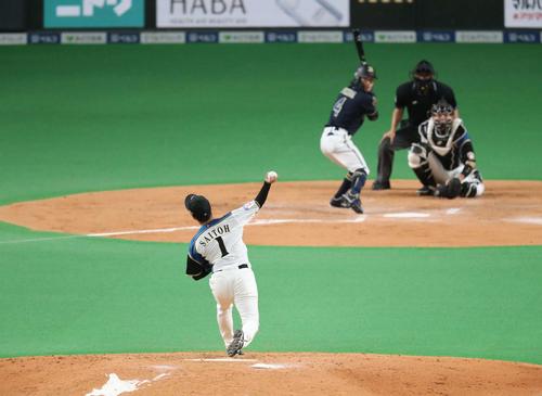 7回表、現役最後の投球をする斎藤（撮影・黒川智章）
