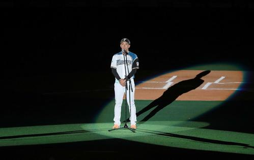 引退セレモニーであいさつする斎藤（撮影・黒川智章）