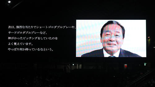 引退セレモニーで日本ハム斎藤佑樹にメッセージを送る梨田氏（撮影・佐藤翔太）