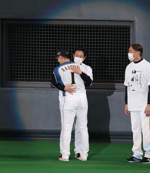 引退セレモニーで栗山監督と抱き合う斎藤（撮影・黒川智章）