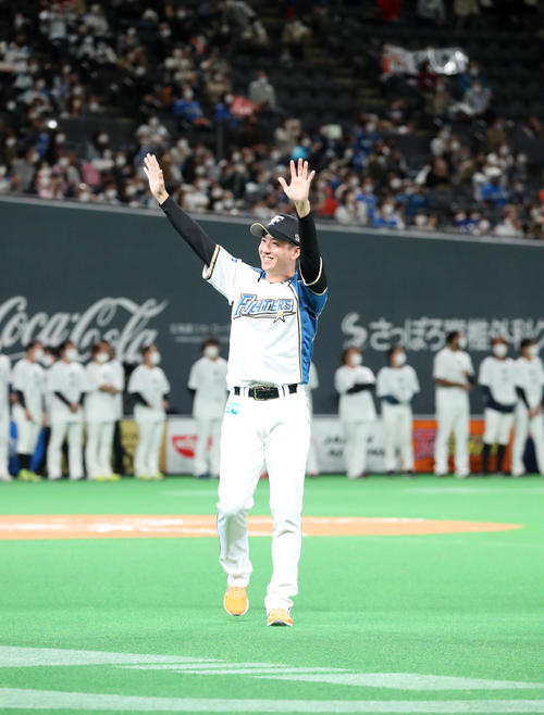 引退セレモニーでスタンド応援席のファンに笑顔で手をふりながらグラウンドを一周する日本ハム斎藤（撮影・佐藤翔太）