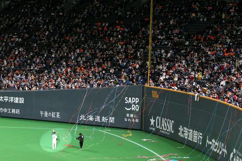スタンドのファンに手を振る斎藤（撮影・黒川智章）