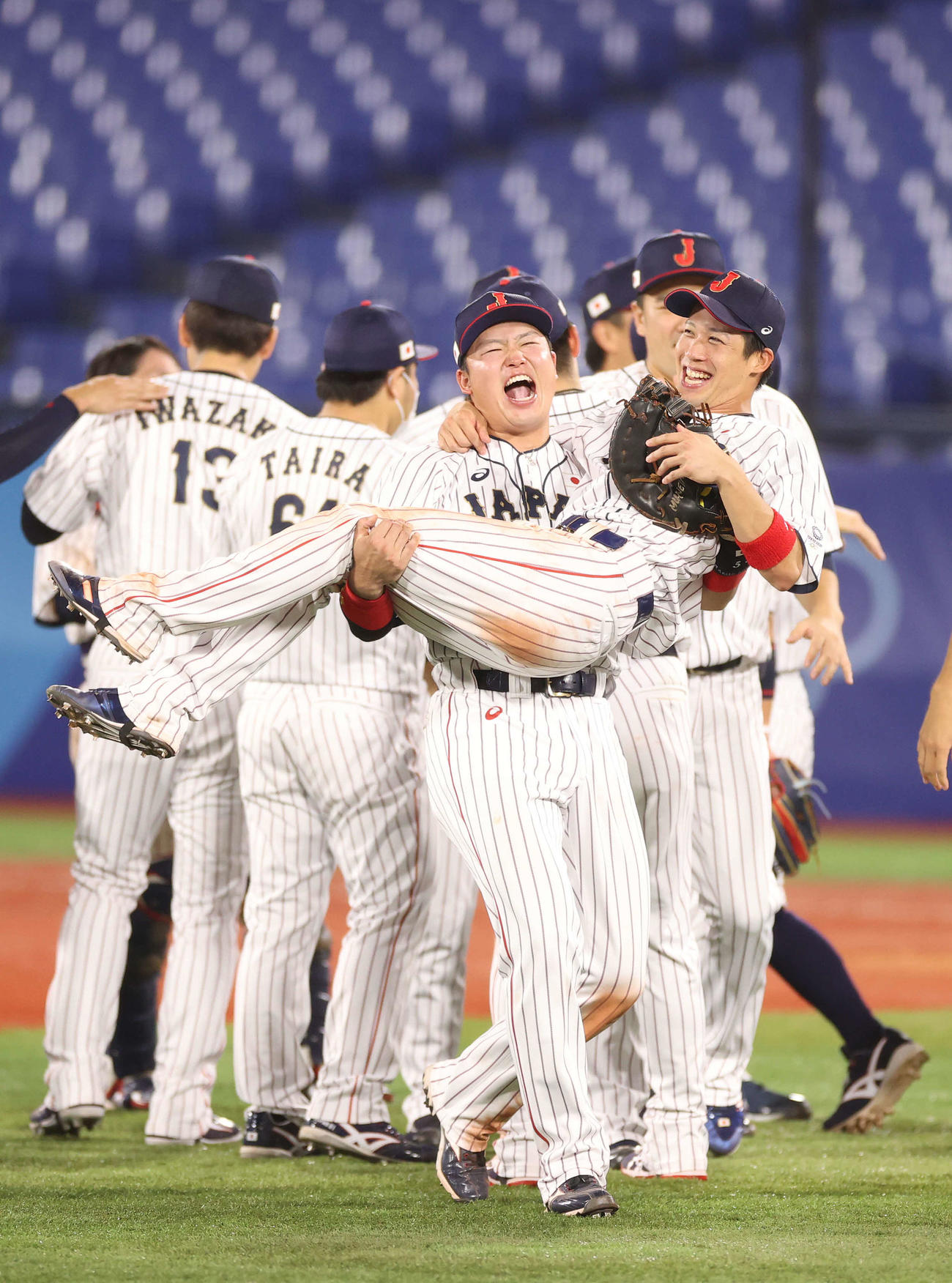 日本対米国　米国に勝利し山田（手前）を抱え上げて喜ぶ村上（2021年8月7日撮影）