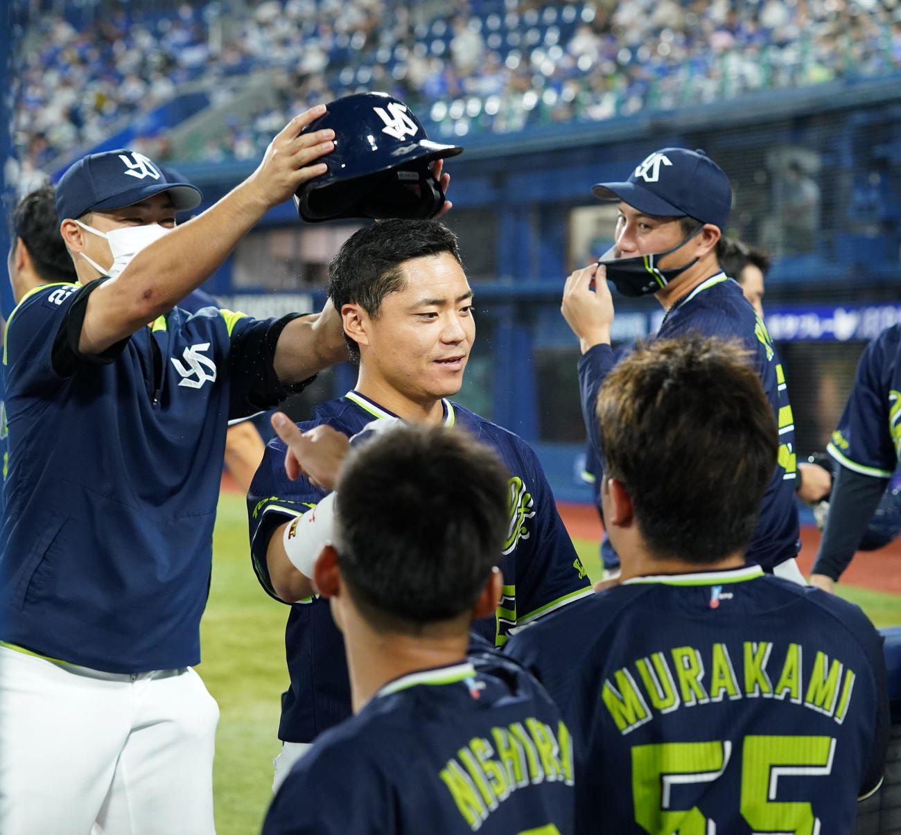 DeNA対ヤクルト　9回表終了後、ナインとタッチを交わすヤクルト中村（左）（2021年9月22日撮影）
