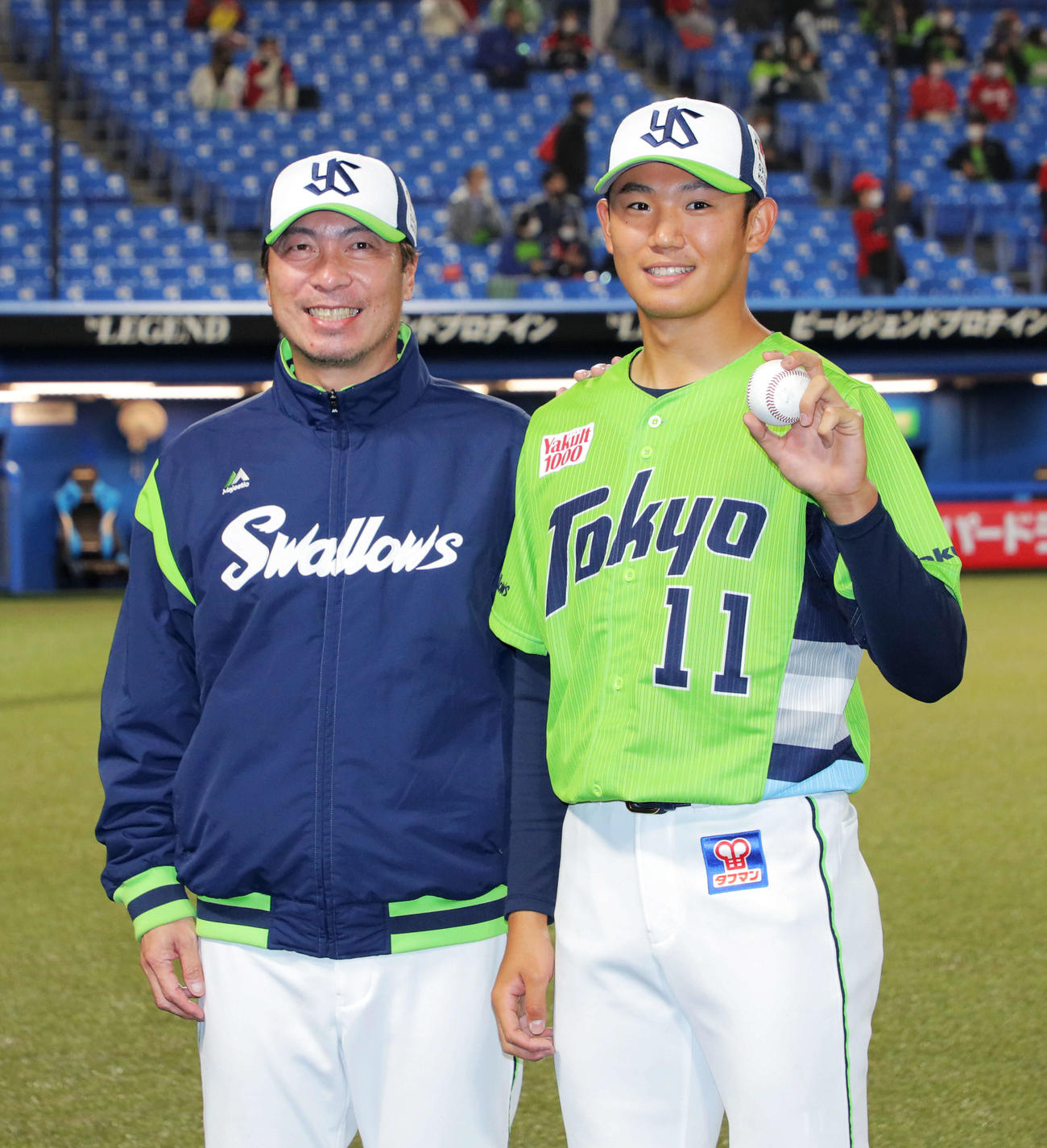 ヤクルト対広島　プロ初勝利を挙げ、ウイニングボールを手に高津監督（左）と笑顔で写真に納まる奥川（2021年4月8日撮影）