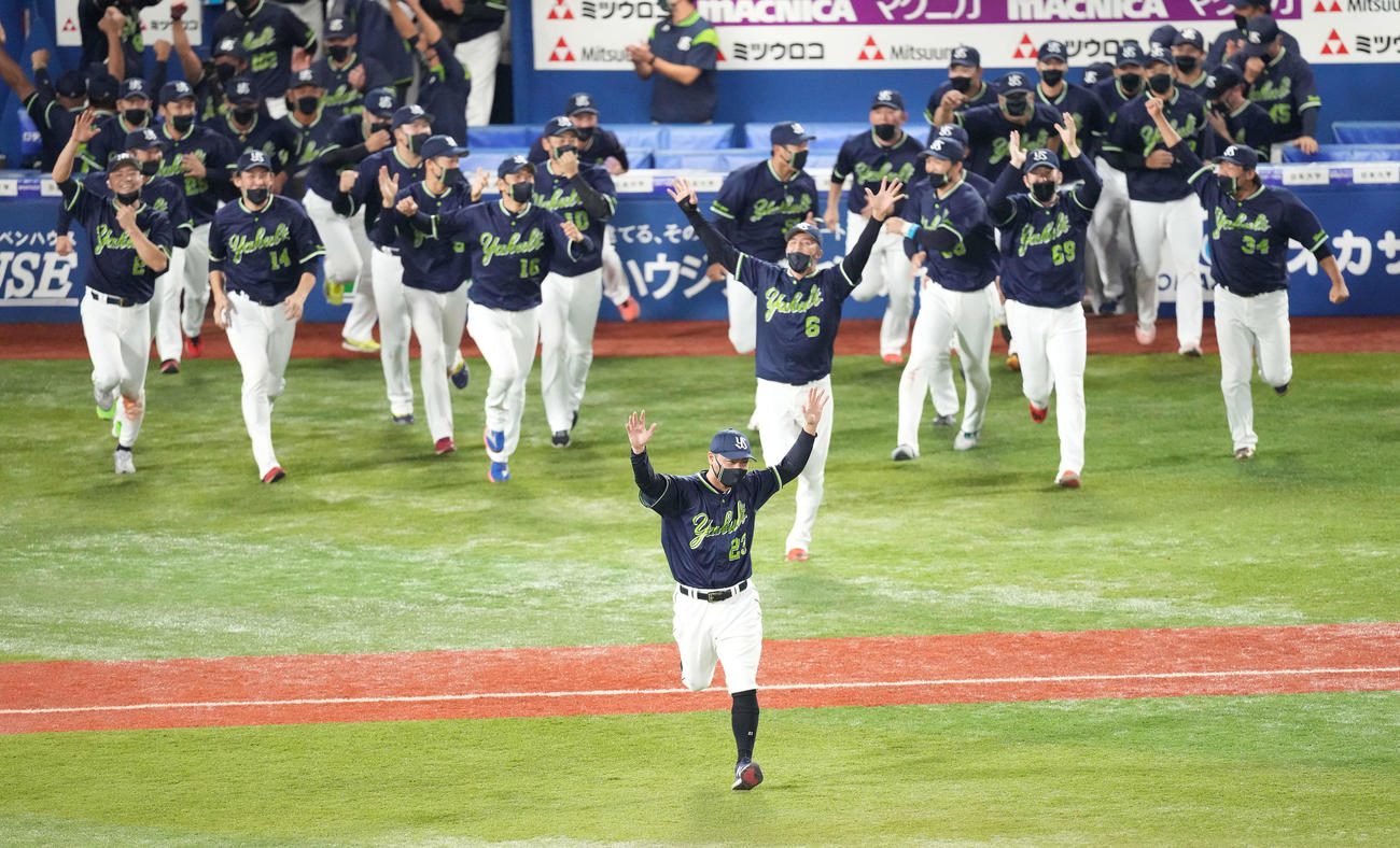 DeNA対ヤクルト　阪神が敗れリーグ優勝が決まり、先頭でマウンドへ駆け出すヤクルト青木（手前）（撮影・鈴木みどり）