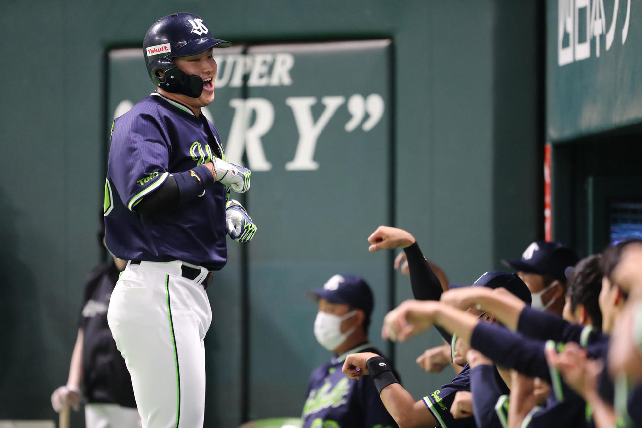 ソフトバンク対ヤクルト　4回表ヤクルト無死一塁、村上は中越えに2点本塁打を放ちナインと喜ぶ（2021年6月12日撮影）