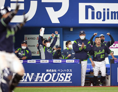 DeNA対ヤクルト　8回表ヤクルト2死二塁、川端が勝ち越し適時二塁打を放ち、ガッツポーズで喜ぶ高津監督（左から3人目）らヤクルトトベンチ（2021年3月30日撮影）