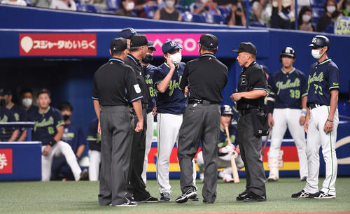 中日対ヤクルト　試合終了となった判定に猛抗議をする高津監督（中央）（2021年9月13日撮影）