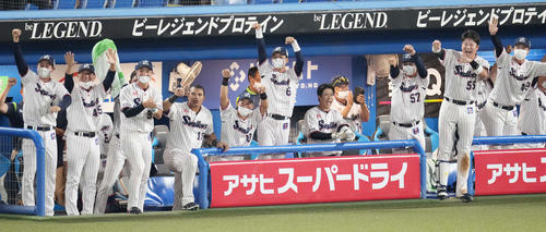 ヤクルト対阪神　5回裏ヤクルト1死二、三塁、塩見の右2点適時打に盛り上がる村上（右から2人目）らヤクルトナイン（2021年10月8日撮影）