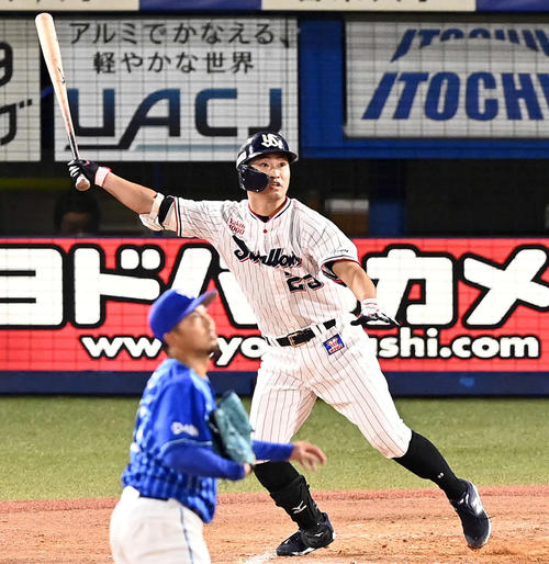 ヤクルト対DeNA 5回裏ヤクルト2死満塁、左越えに満塁本塁打を放つ青木。投手東（2021年9月28日撮影）