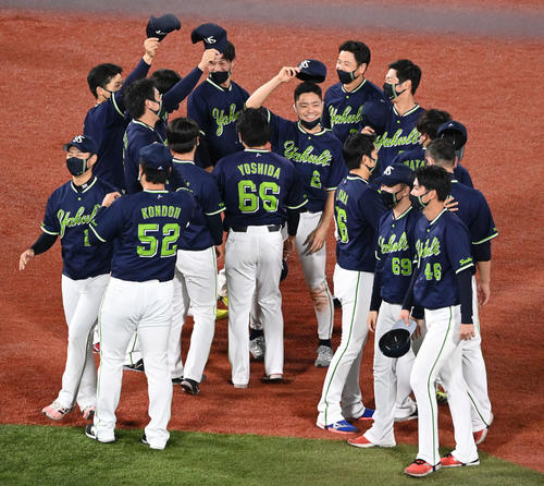 DeNA対ヤクルト　中村（中央）らヤクルトの選手たちは優勝に満面の笑み（撮影・山崎安昭）