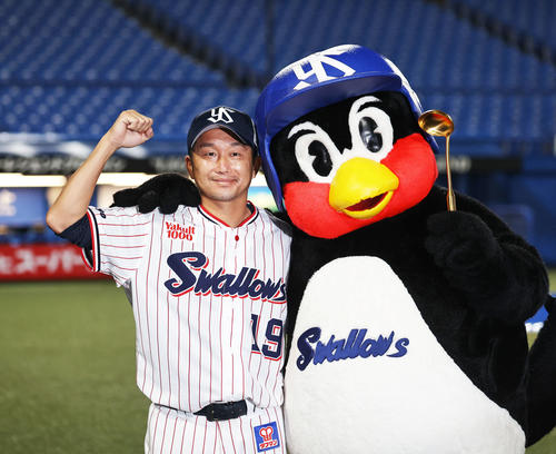ヤクルト対西武　今季初勝利を挙げ、つば九郎とガッツポーズで写真に納まるヤクルト石川（2021年6月4日撮影）