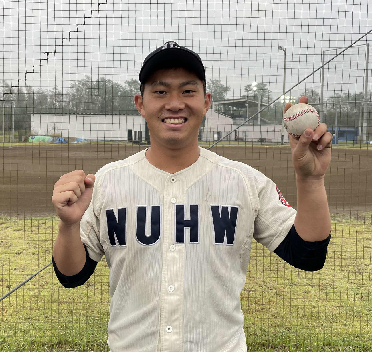 平成国際大戦で完全試合を達成した新潟医療福祉大・桐敷は、記念球を手に笑顔を見せる（新潟医療福祉大硬式野球部提供）