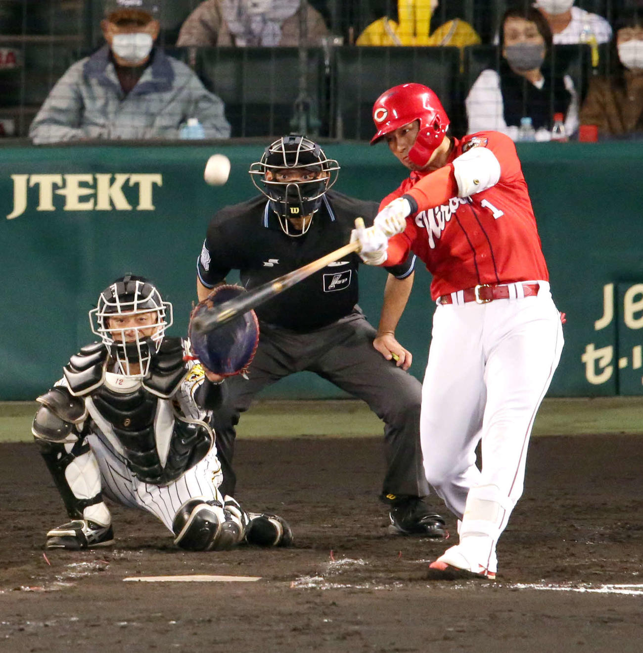阪神対広島　8回表広島2死、鈴木誠は左中間にソロ本塁打を放つ（撮影・上山淳一）