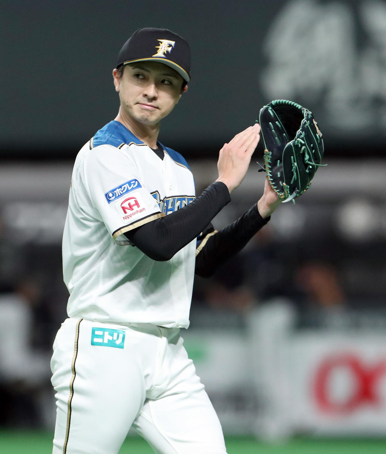 日本ハム対オリックス　5回表を無失点に抑えグラブをたたきながらベンチに戻る日本ハム上沢（撮影・佐藤翔太）